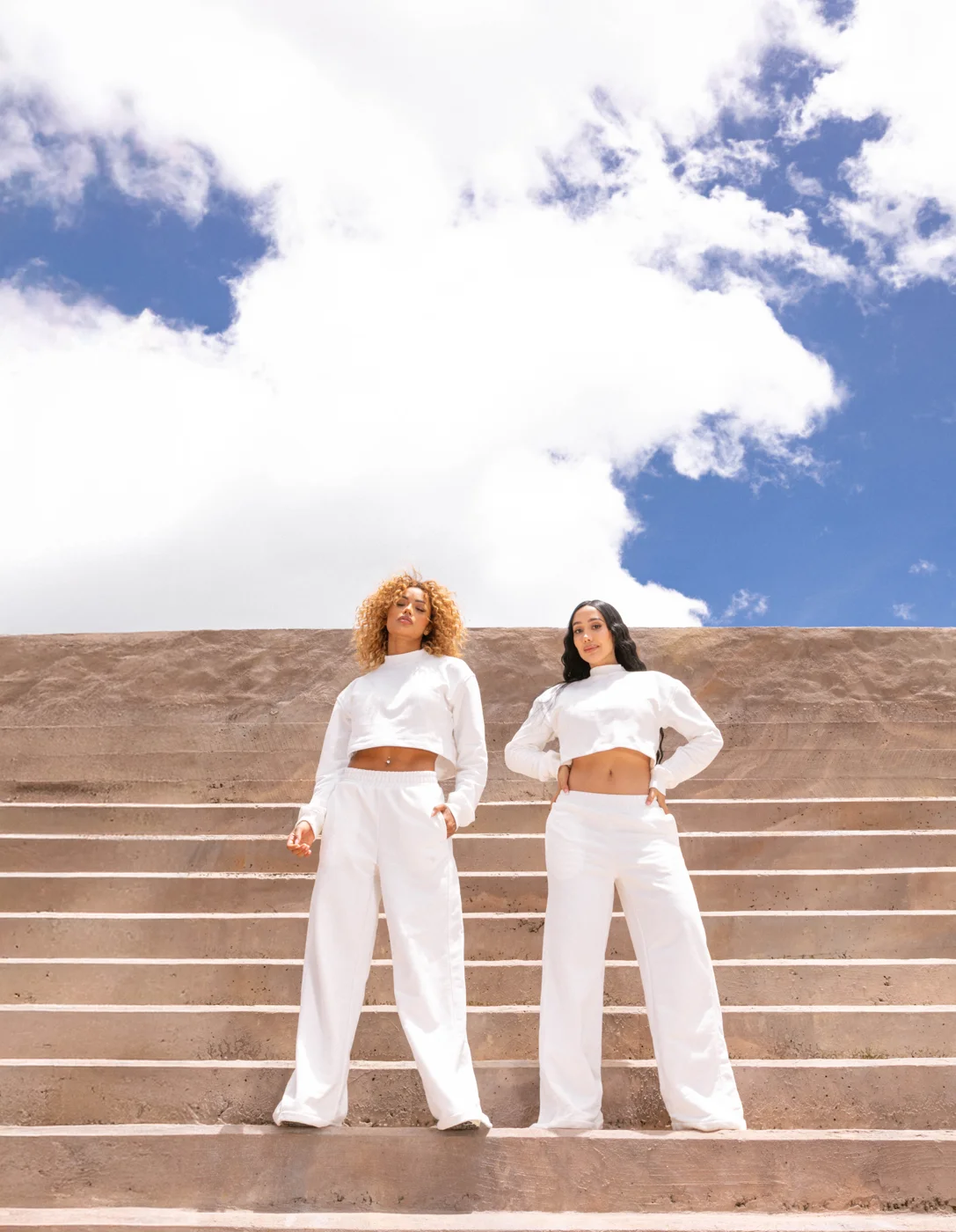 Conjuntos blancos SY Sport Design en una sesión al aire libre